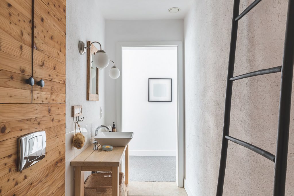 Jak optycznie powiększyć małą łazienkę